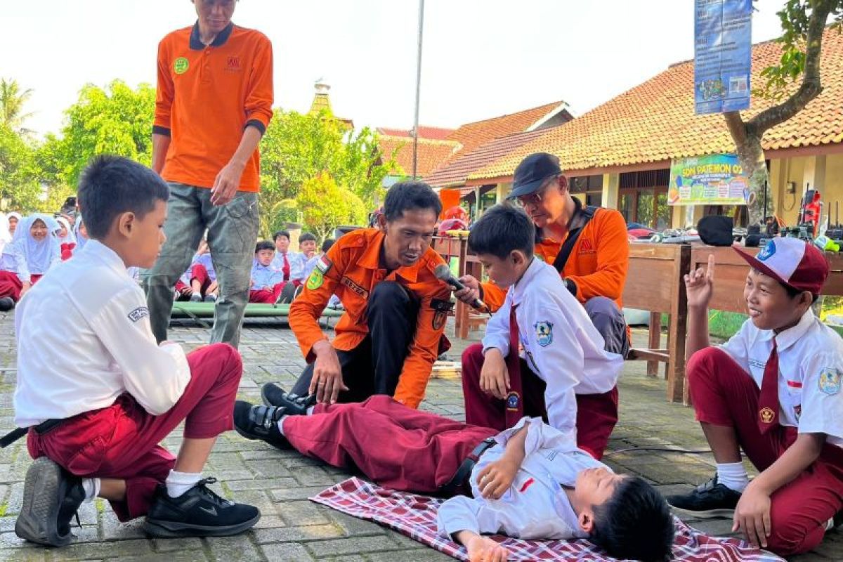 Perayaan Hari Kartini, siswa SDN Patemon 02 berlatih evakuasi dan edukasi hadapi ular