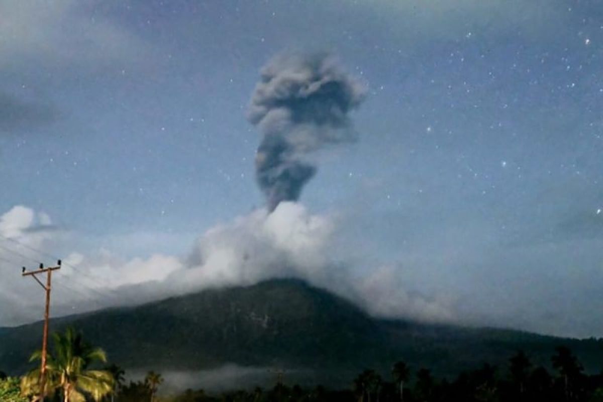 Gunung Lewotobi Laki-Laki erupsi setinggi 1.500 meter