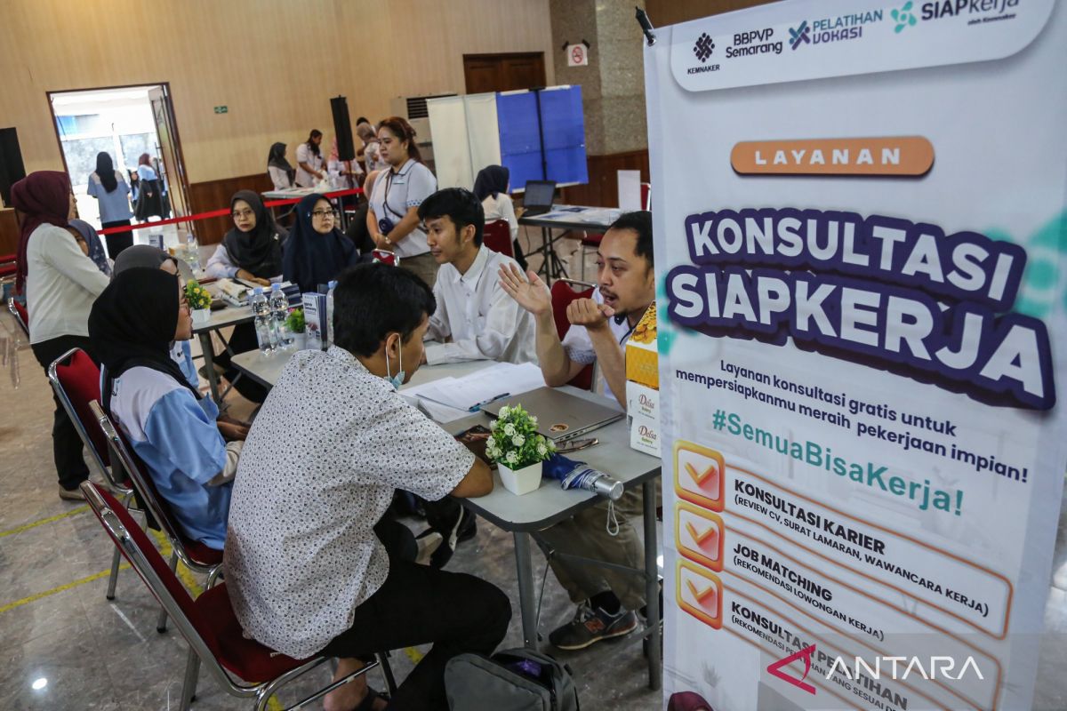 Menaker ajak lulusan perguruan tinggi bekali diri hadapi era AI