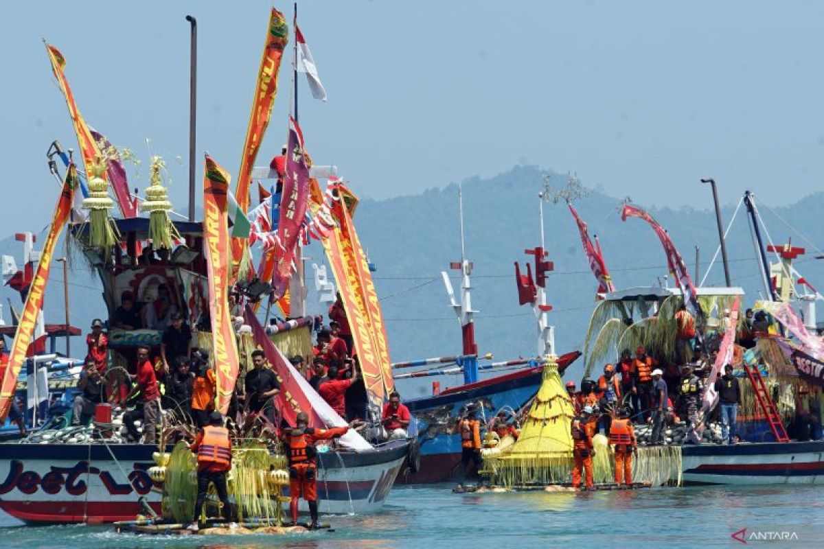 Tradisi larung sembonyo di Pelabuhan Prigi