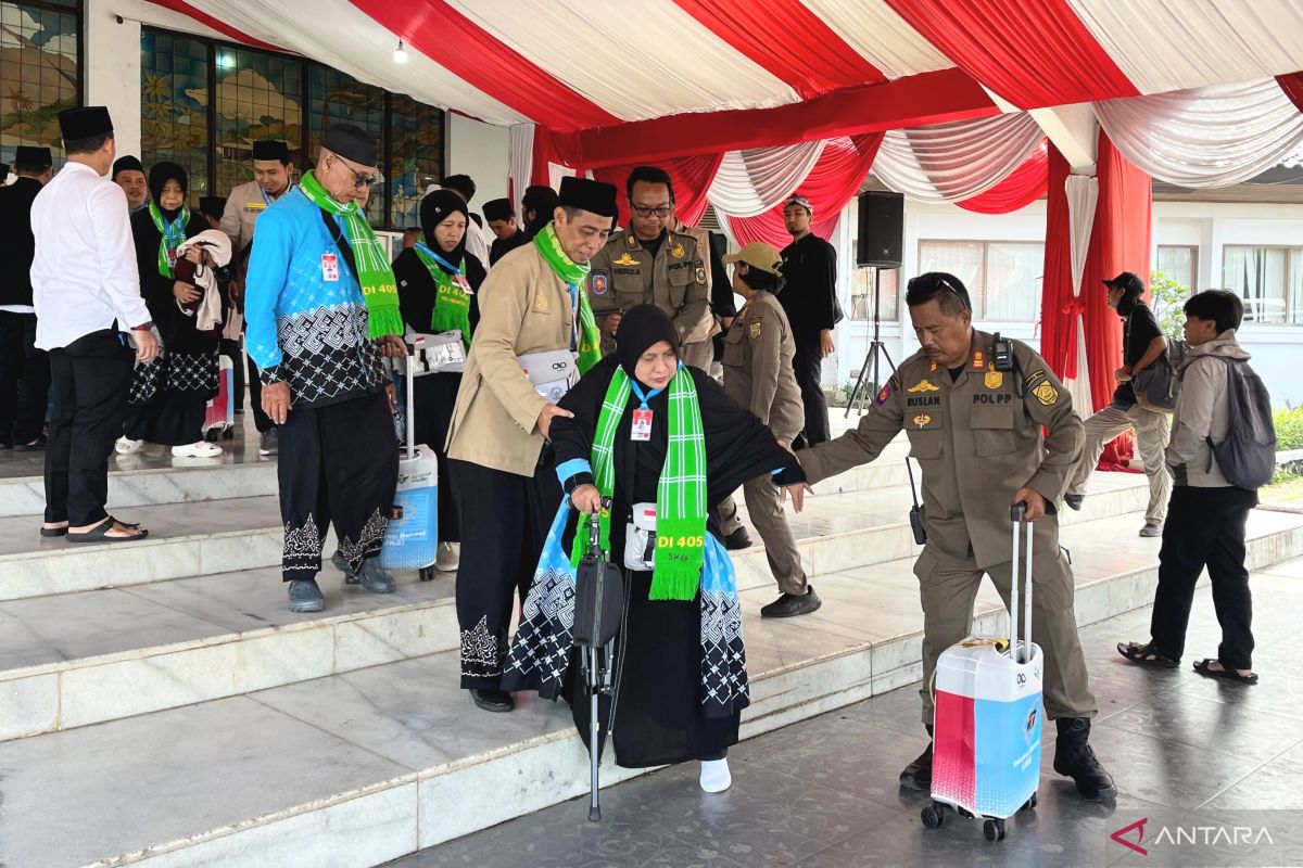 Pemkab Bogor lepas perdana 445 calon haji dari Cibinong