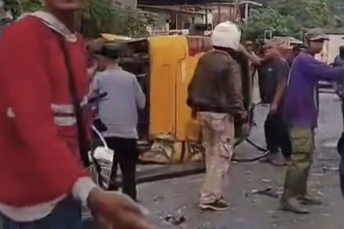 Kecelakaan Angkot Ditabrak Truk di Cipatat, 10 Siswa Luka-luka