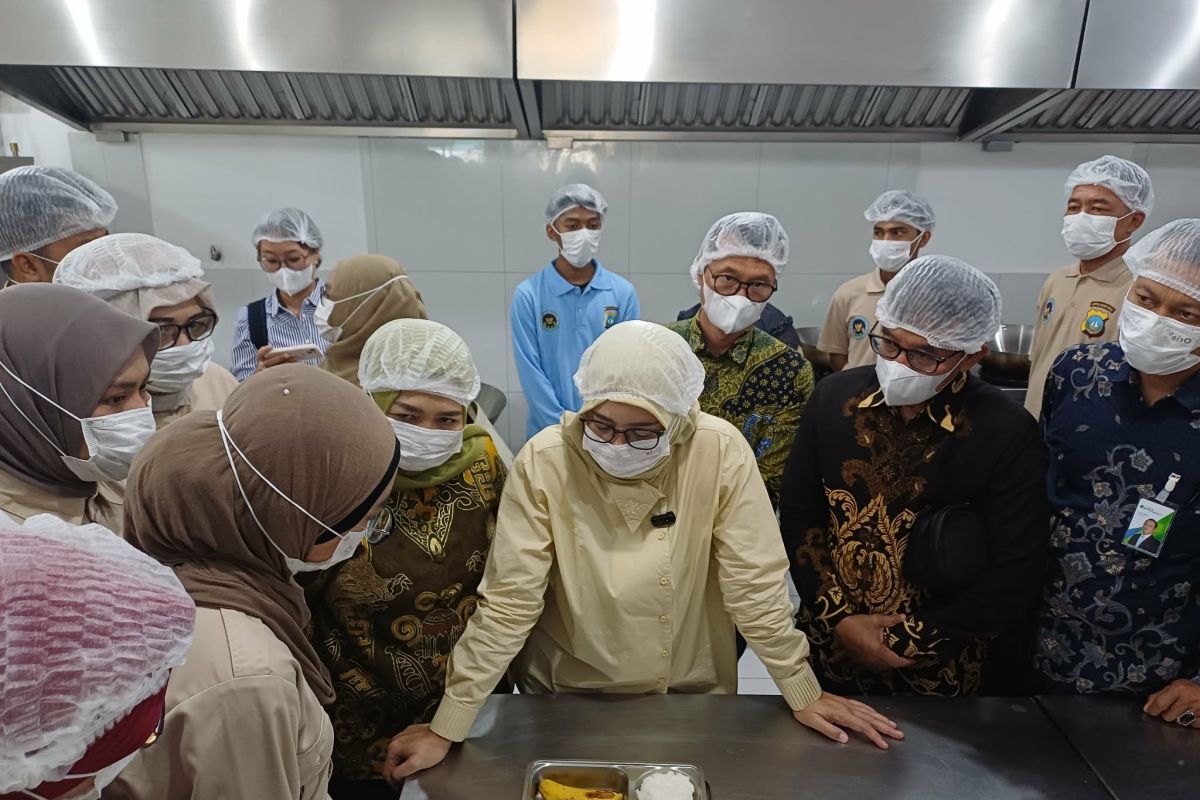 DPR minta SPPG di Kepri pasang label batas waktu aman konsumsi MBG