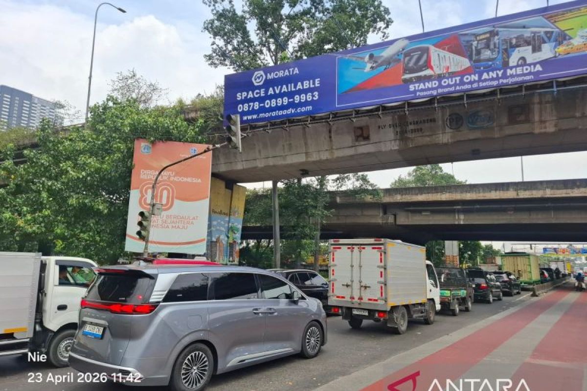 Lampu lalu lintas di Jalan Daan Mogot mati imbas listrik anjlok