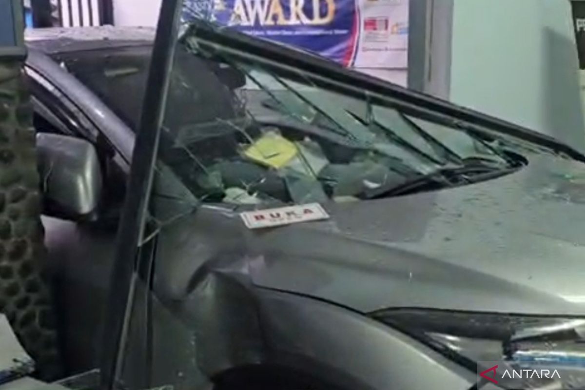 Pengemudi lansia tabrak depot galon di Jelambar, satu cedera parah