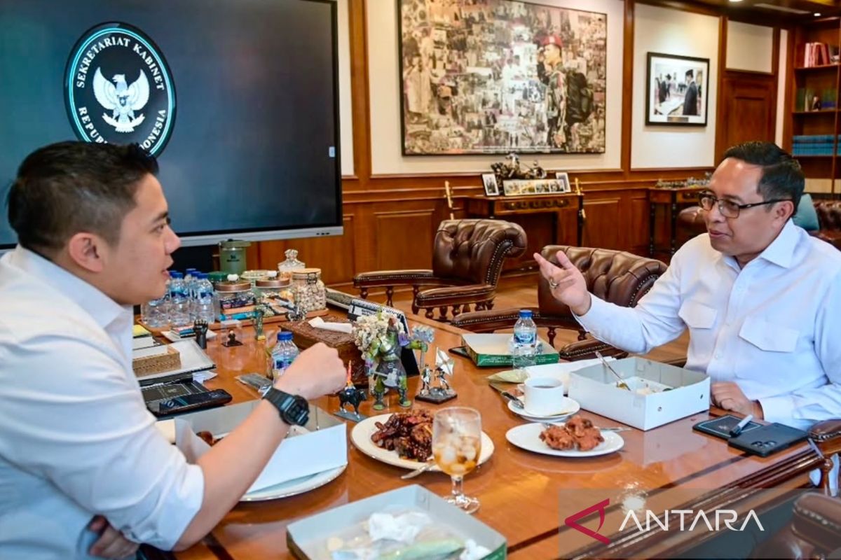 Seskab Teddy diskusi dengan Hasan Nasbi bahas pemerintahan