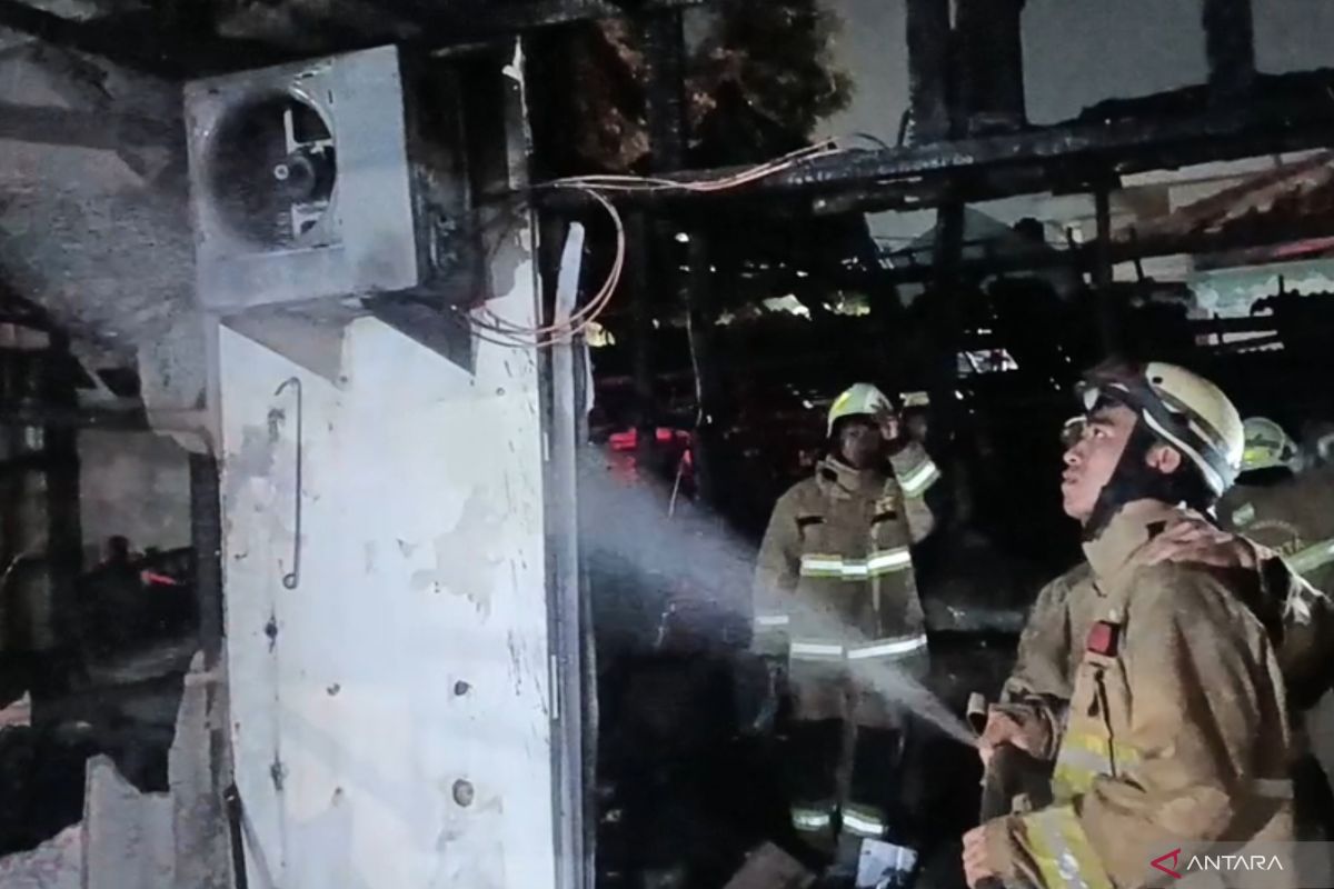 65 personel padamkan kebakaran empat kios di Pulogebang Jaktim