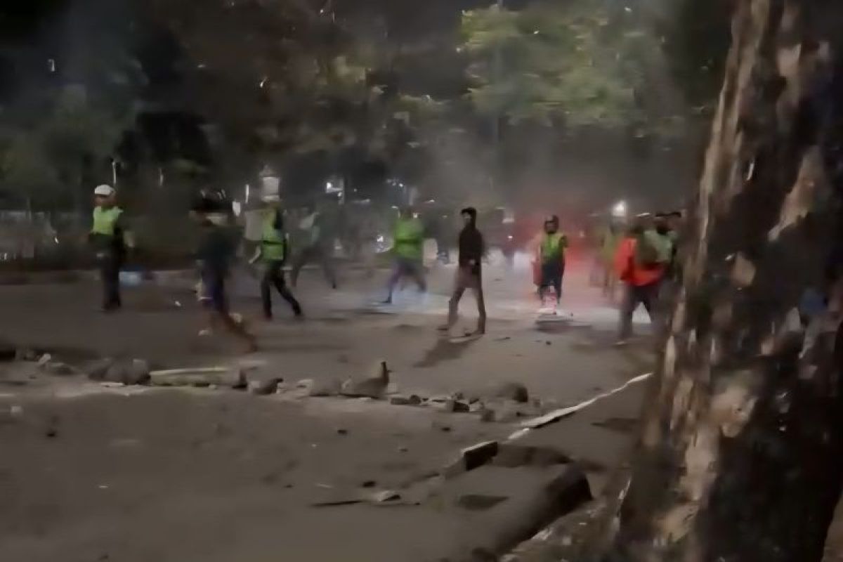 Demo mahasiswa di Makassar berakhir bentrok, penjagaan aparat minim