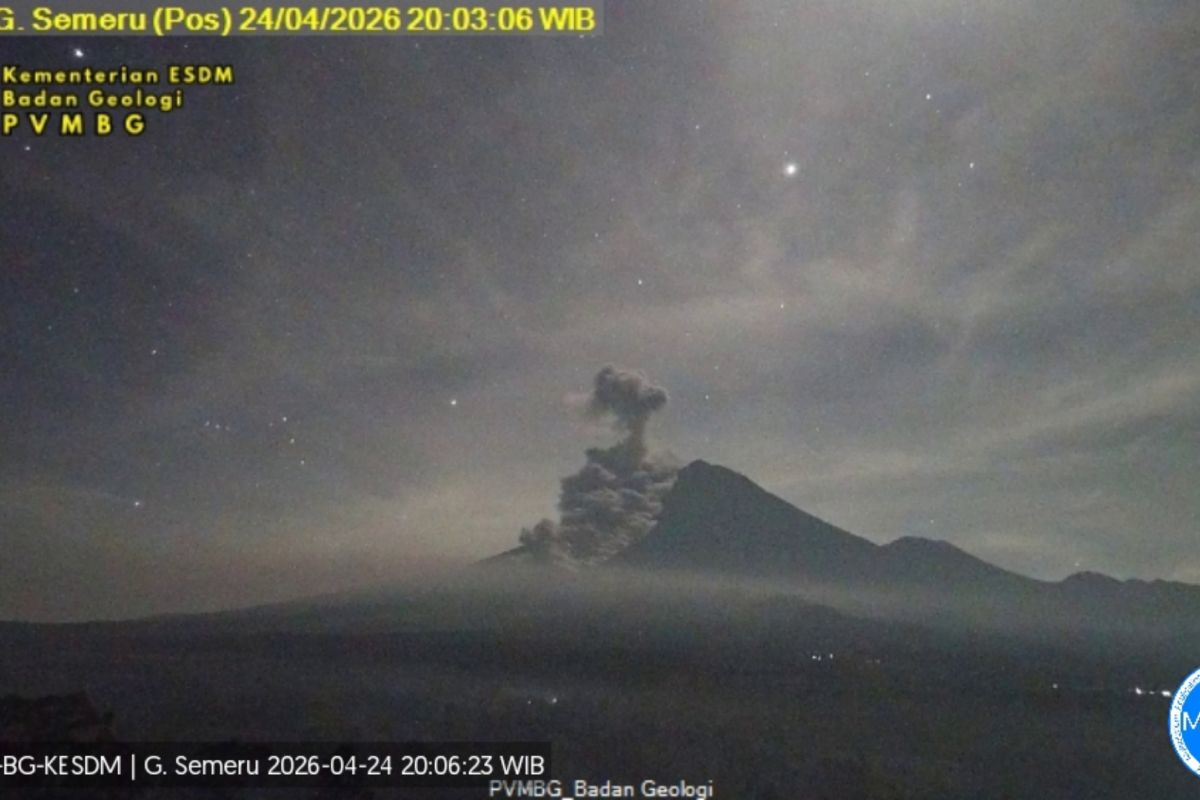 Gunung Semeru erupsi disertai luncuran awan panas sejauh 4,5 km