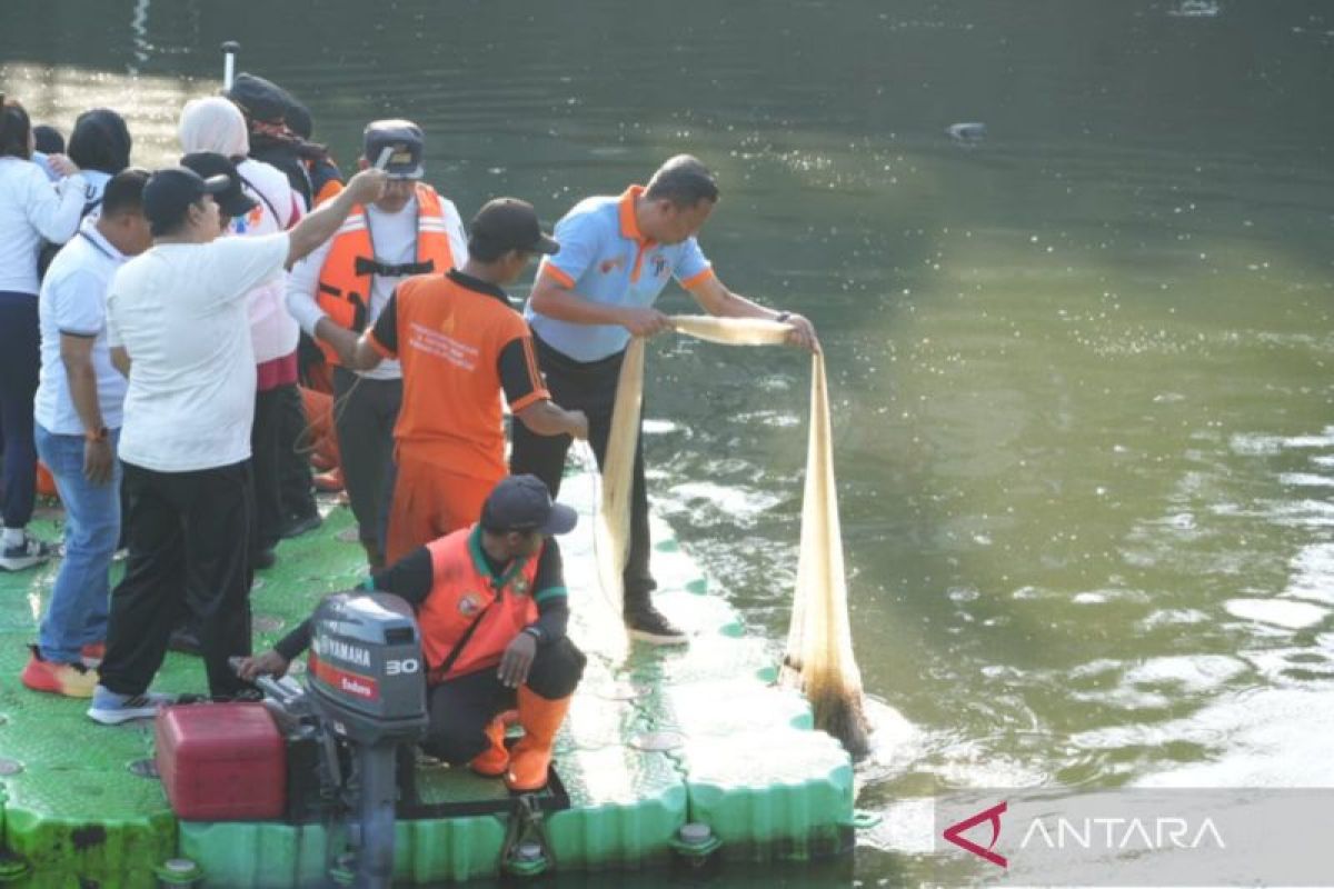 Pemkot Jaktim tangkap 320 kg ikan sapu-sapu di Waduk Kaja