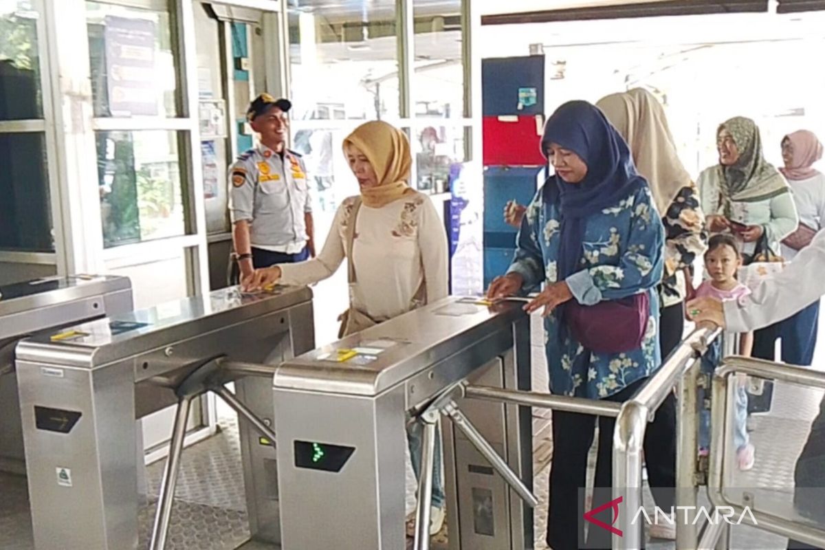 Tarif Rp1 Transjakarta diserbu penumpang di Terminal Kampung Rambutan