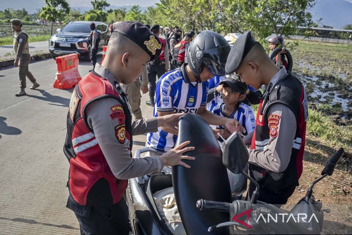 Persib vs Arema! Ribuan personel gabungan jaga keamanan GBLA, barang bawaan penonton diperiksa ketat