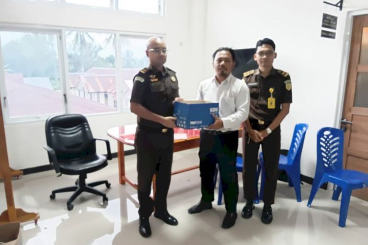 Polisi melimpahkan dua tersangka korupsi ke Kejaksaan Negeri Belu