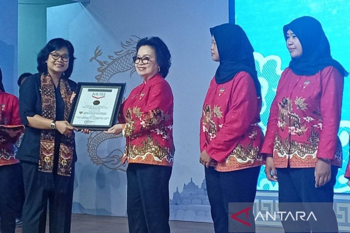 Puhua School raih rekor MURI lewat 3.024 payung kaligrafi