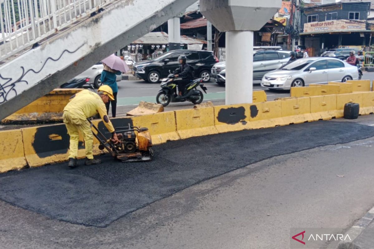 Cegah kecelakaan, Kramat Jati perkuat jalan dengan lapisan aspal baru