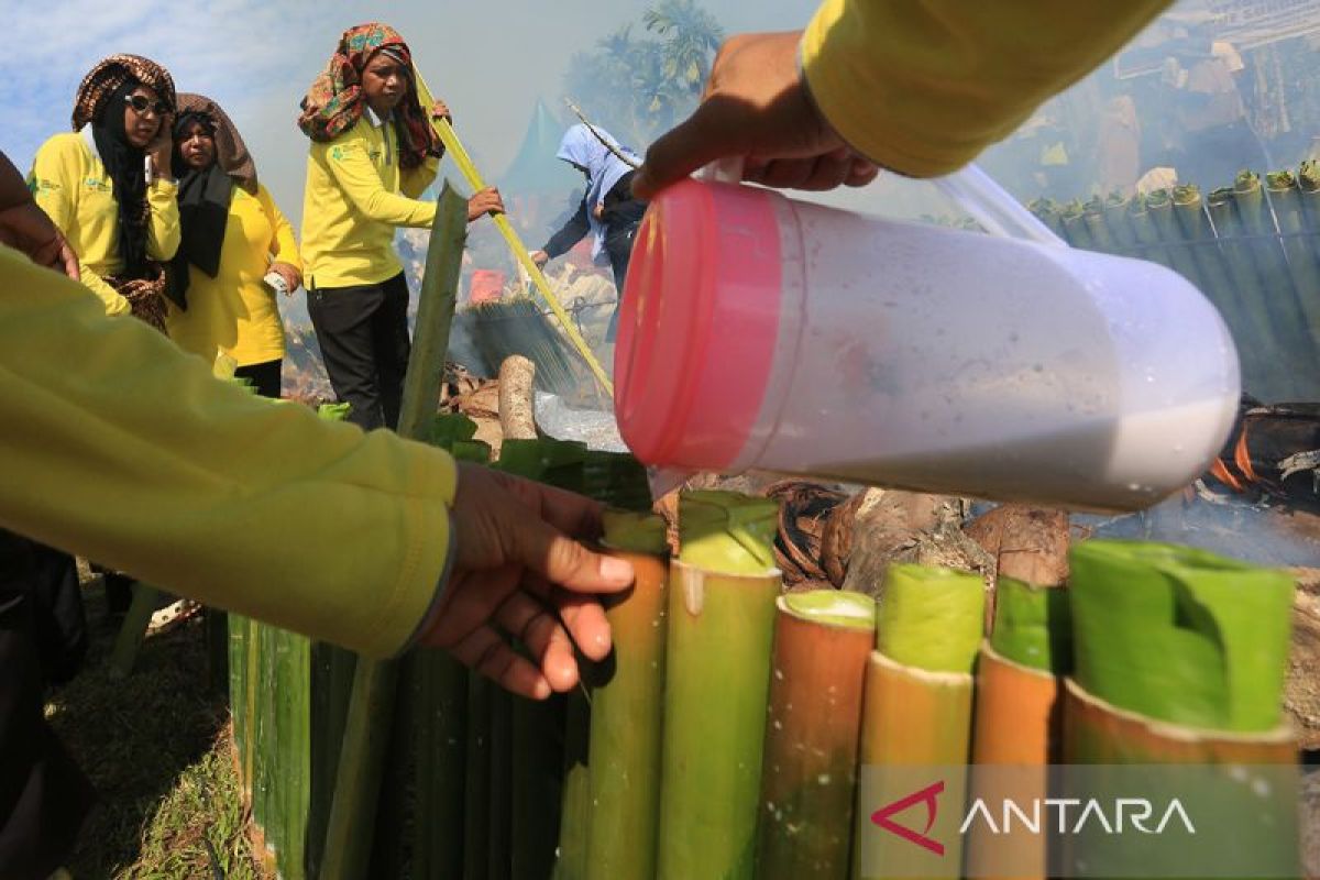 Pemecahan rekor MURI memasak lemang di Aceh Barat Daya