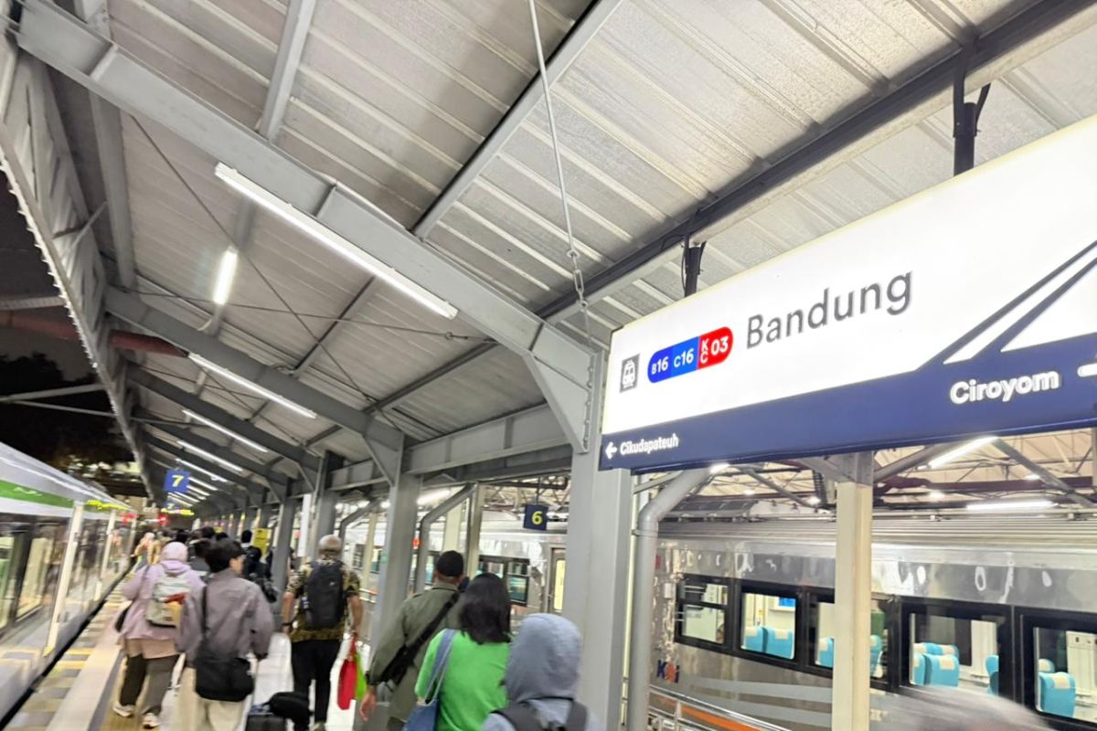 Weekend Naik Kereta Api: Duduk Santai, Ngobrol Bareng, Nikmati Pemandangan Sepanjang Perjalanan