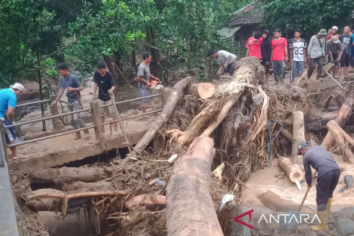 Fenomena gangguan atmosfer picu cuaca ekstrem di NTB