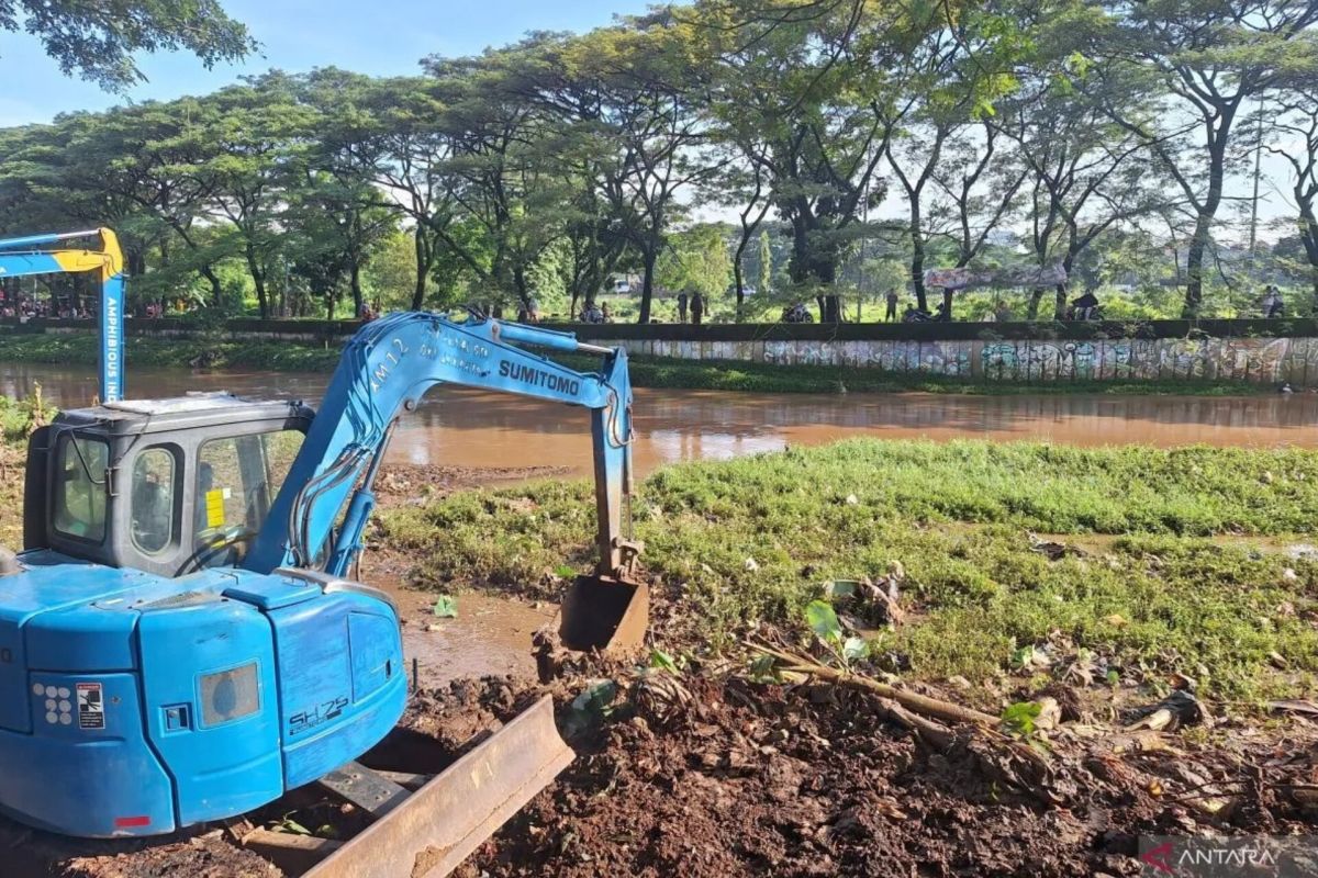 Antisipasi banjir, SDA Jaksel keruk 10 titik rawan setiap hari