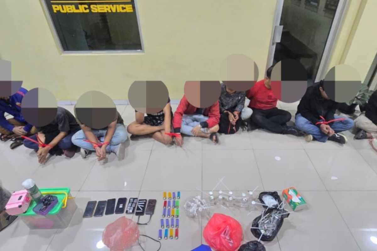 Pesta narkoba di pinggir rel kereta, sembilan orang diciduk polisi