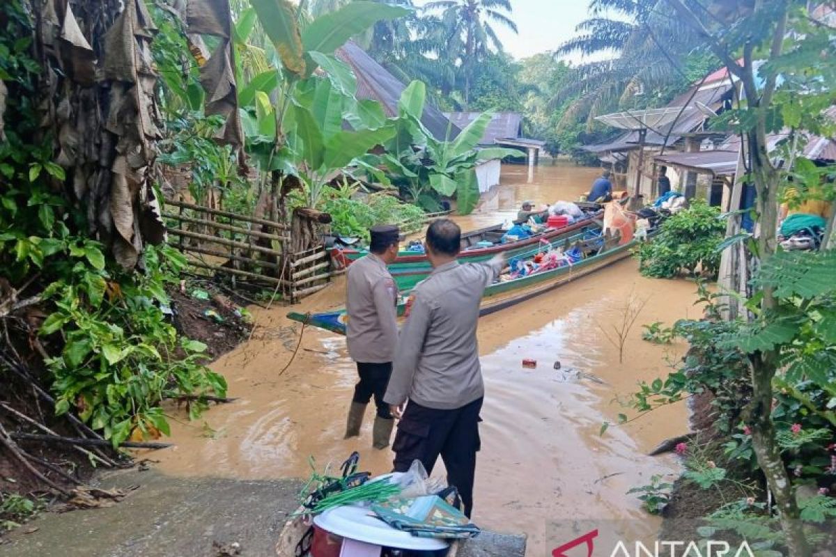 Polda Jambi bantu evakuasi korban banjir di Merangin dan Sarolangun