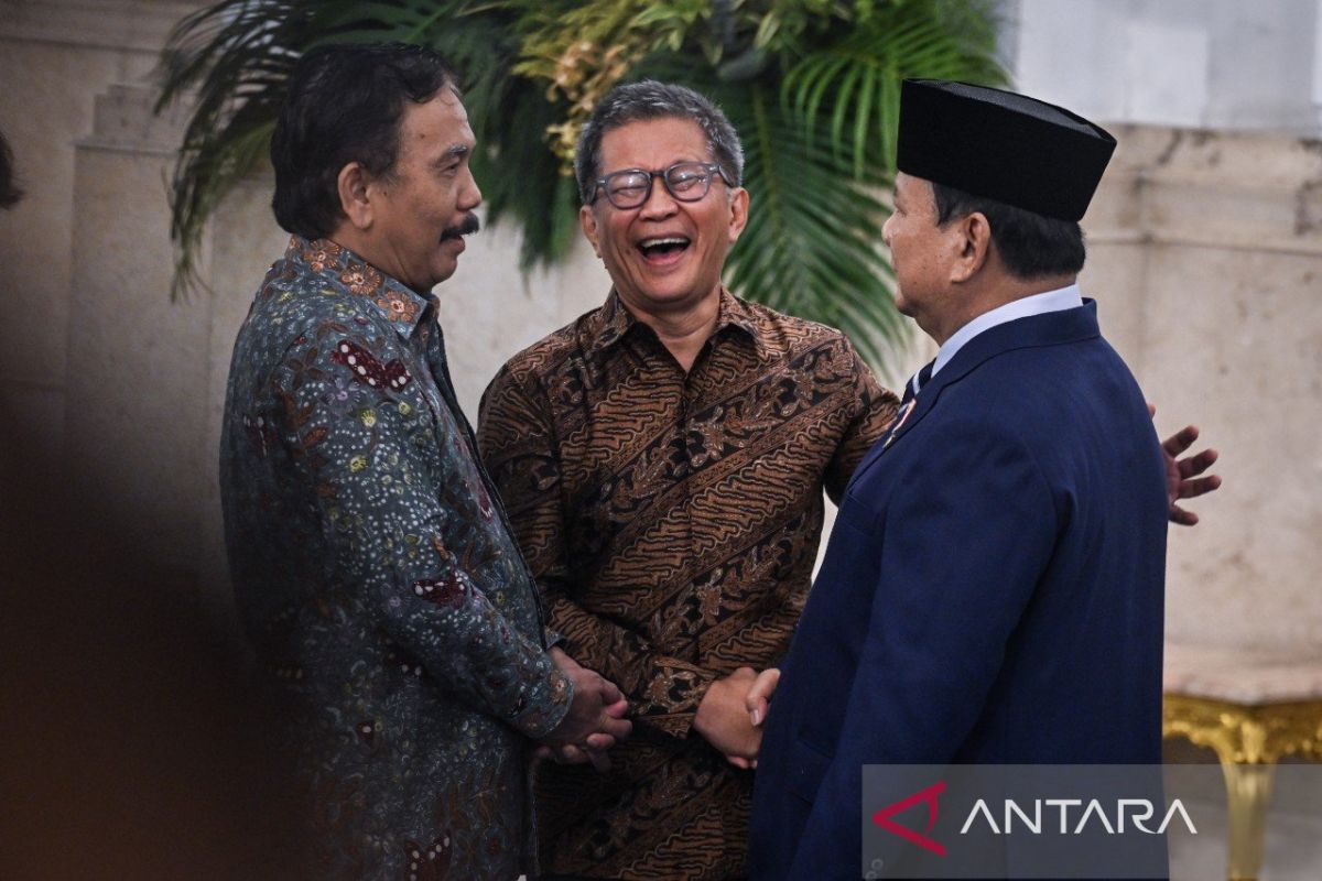 Momen Rocky Gerung berbincang dengan Teddy dan Prabowo di Istana