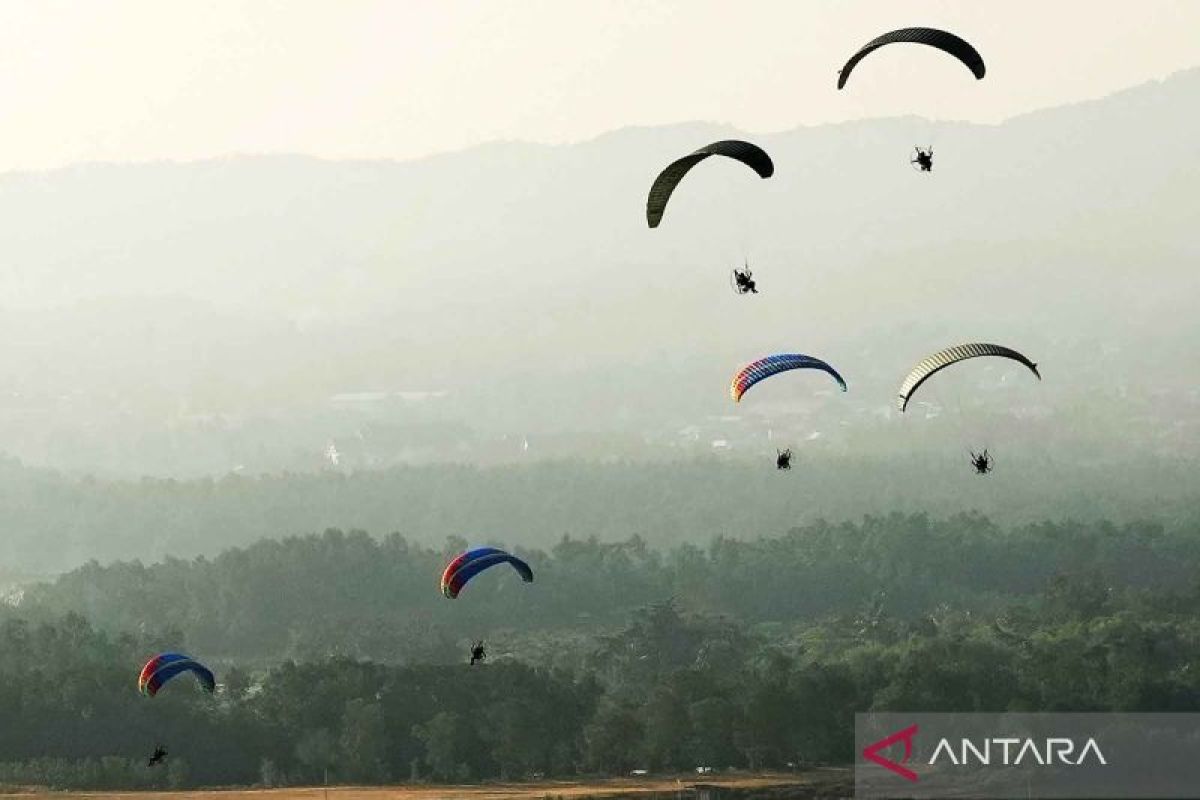 Atraksi di udara dari TNI AU mewarnai semarak dirgantara dan harmoni Sultra