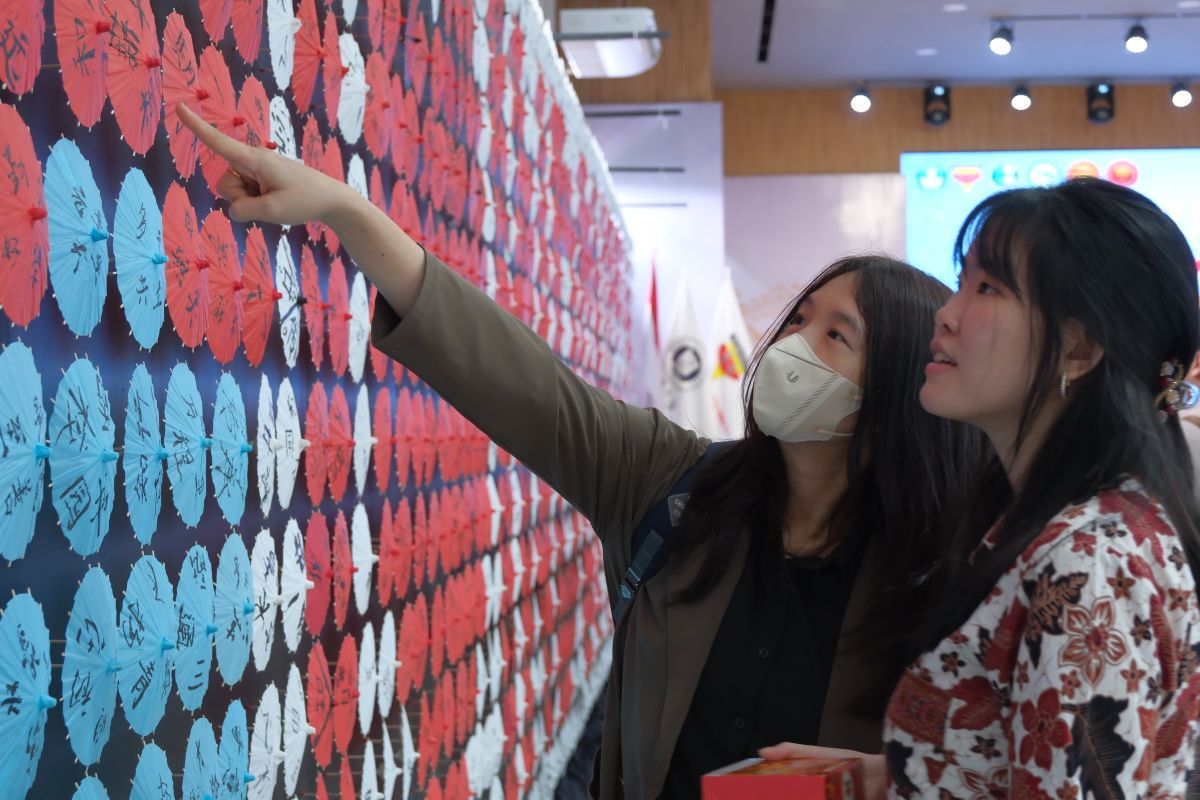 Di ruang kelas di Purwokerto, tiga bahasa menyatukan dua budaya