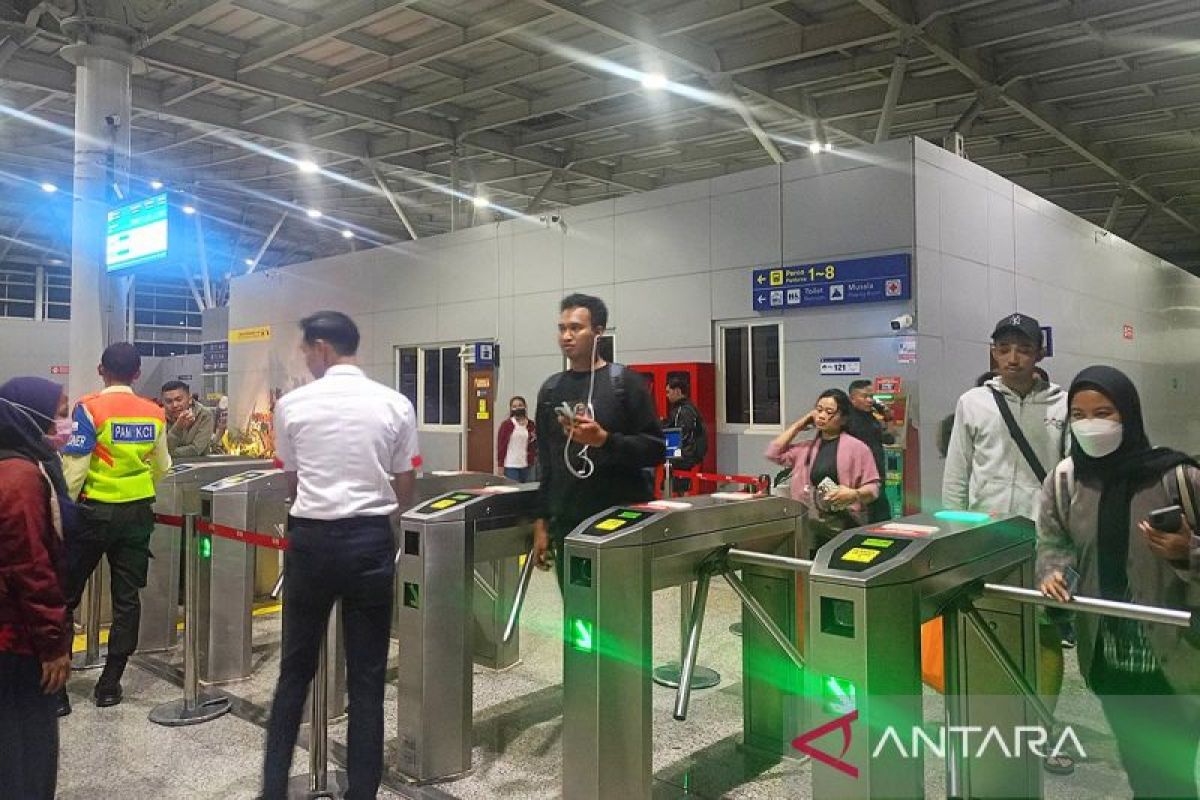 KRL di Jatinegara tertahan imbas kecelakaan di Bekasi Timur