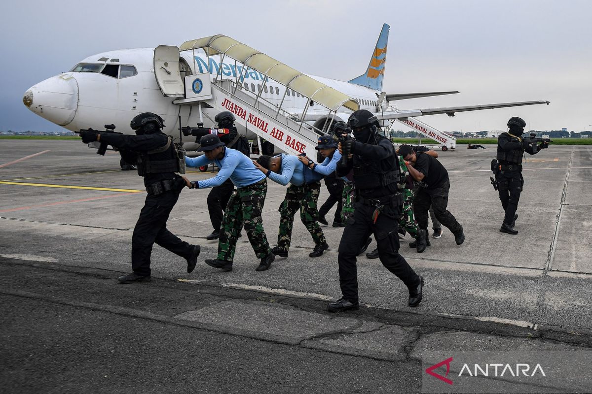 Kopaska gelar latihan operasi penyelamatan sandera dari pesawat