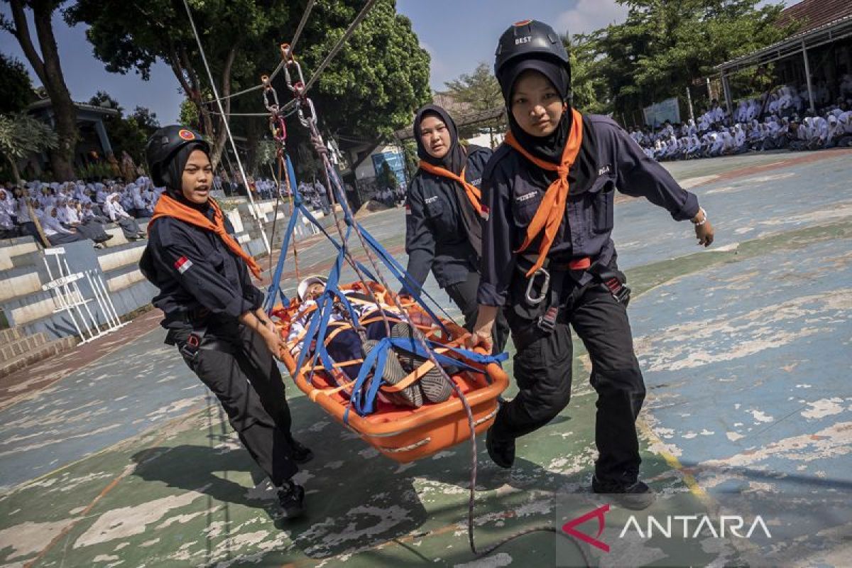 Simulasi kesiapsiagaan bencana di sekolah