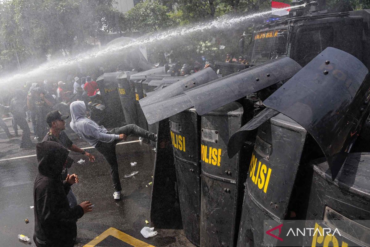 Personel gabungan TNI - Polri di Semarang latih kemampuan tangani unjuk rasa anarkis