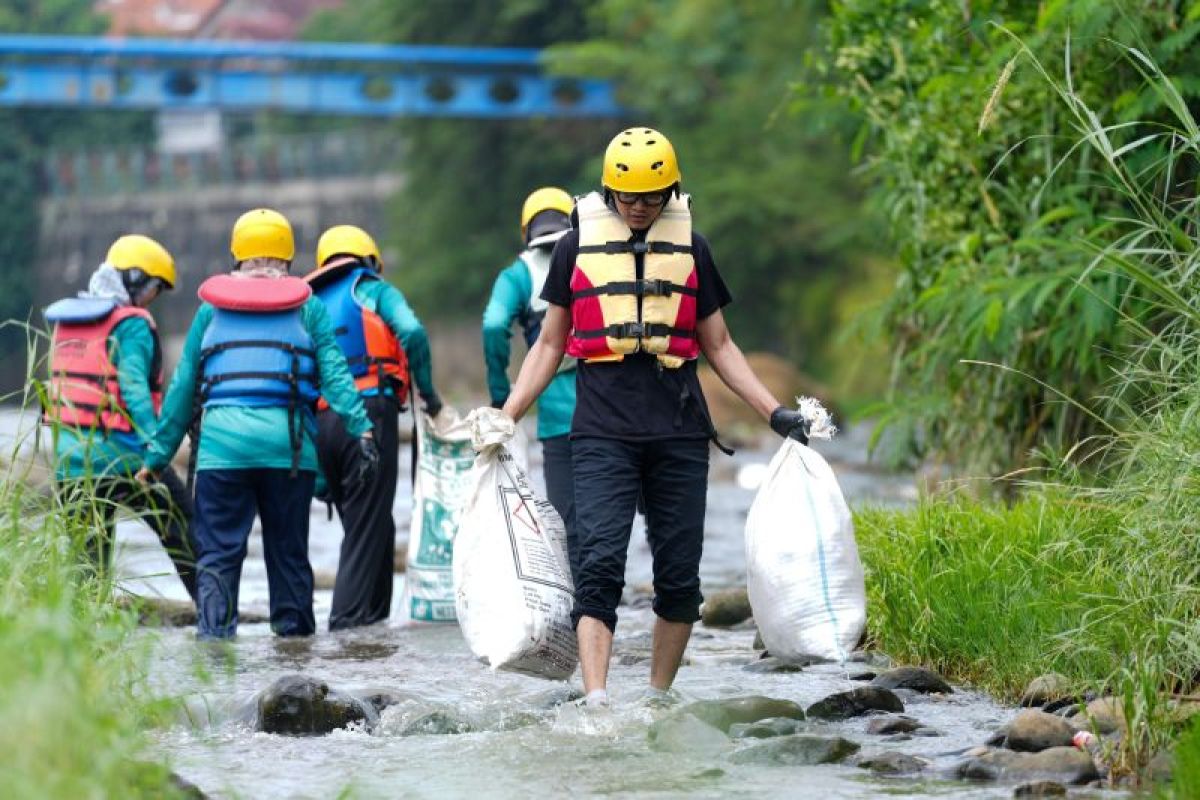 Peringati Hari Bumi, PLN EPI gelar aksi bersih Sungai Ciliwung