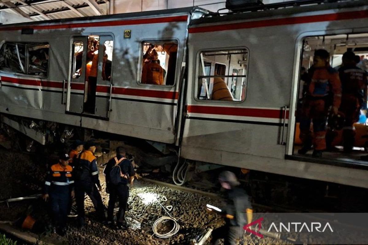 Tim SAR potong gerbong evakuasi penumpang KRL terjepit usai tabrakan