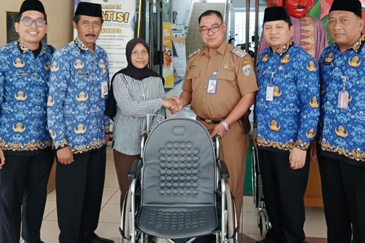 Sudinsos Jaksel beri bantuan kursi roda kepada puluhan warga