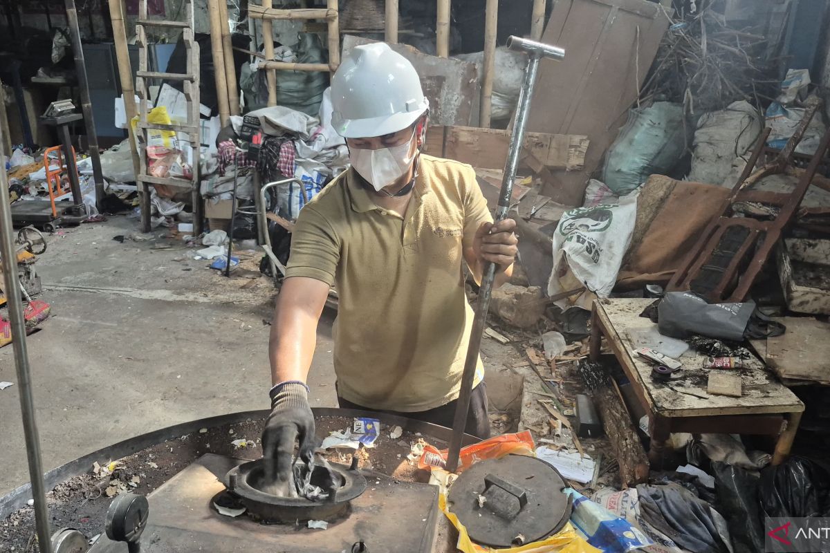 Ketika tumpukan plastik di Cimahi jadi energi baru