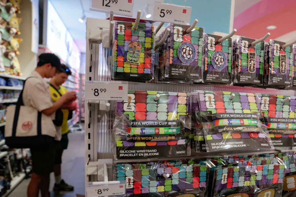 Jelang Piala Dunia FIFA 2026, beragam suvenir dijual di Vancouver