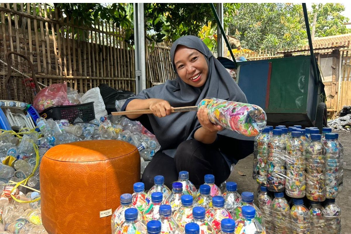 Kisah haru Ibu Amaliyah dalam mengurangi limbah di Kampung Masigit bersama PNM