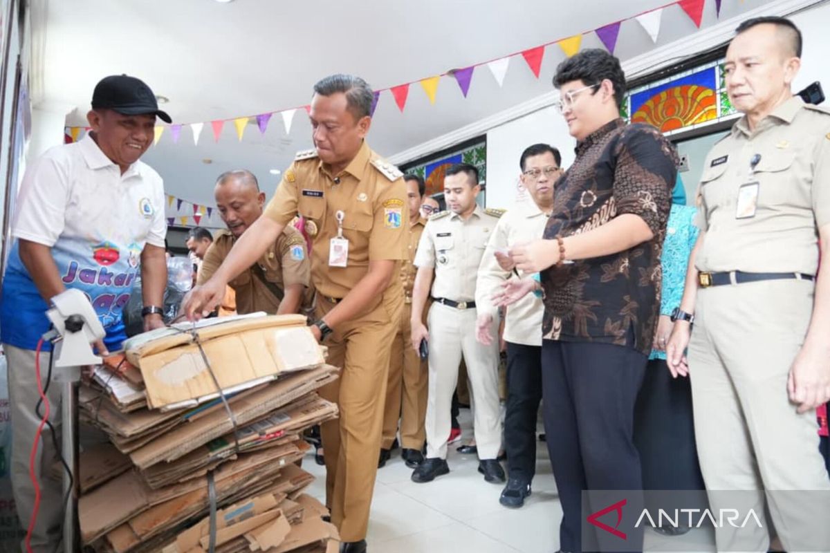 Pemkot Jaktim perkuat pengelolaan sampah lewat "Bank Sampah Ceria"