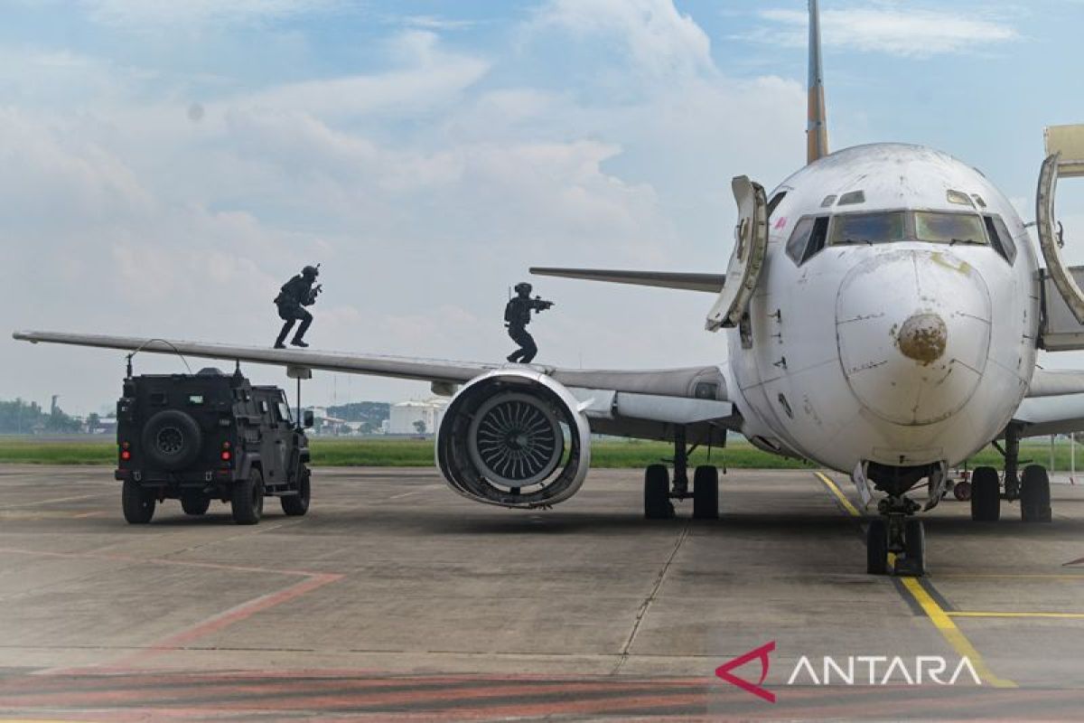 Kopaska TNI AL latihan evakuasi bahan peledak di pesawat