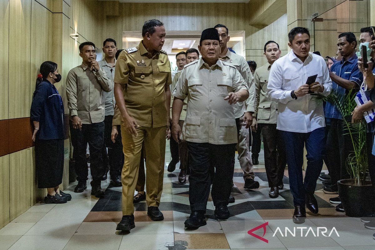 Presiden Prabowo jenguk korban kecelakaan KA Argo Bromo dan KRL di RSUD Bekasi