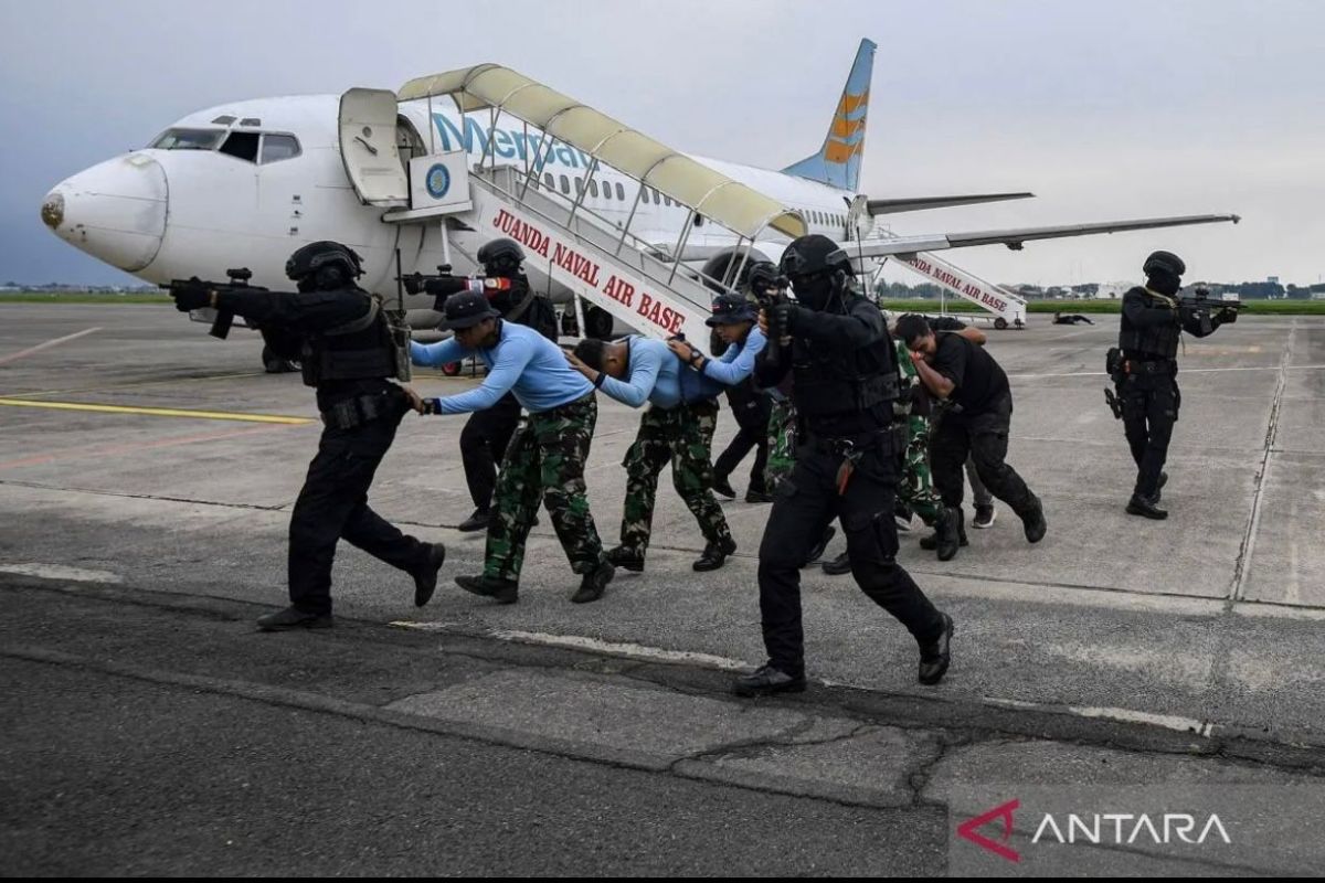 Kopaska latih prajurit tangani bahan peledak dan sandera pesawat