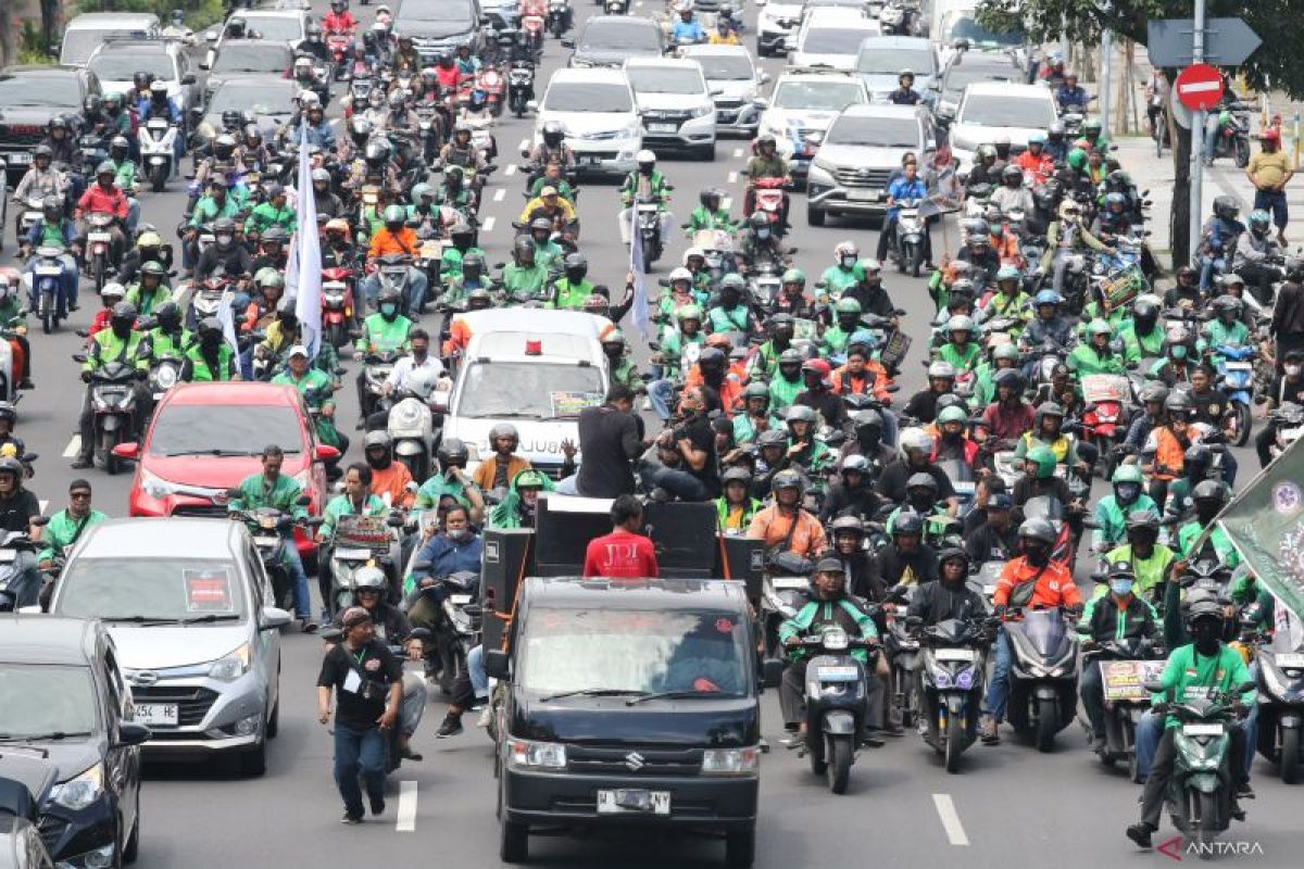 Unjuk rasa pengemudi ojek daring di Surabaya