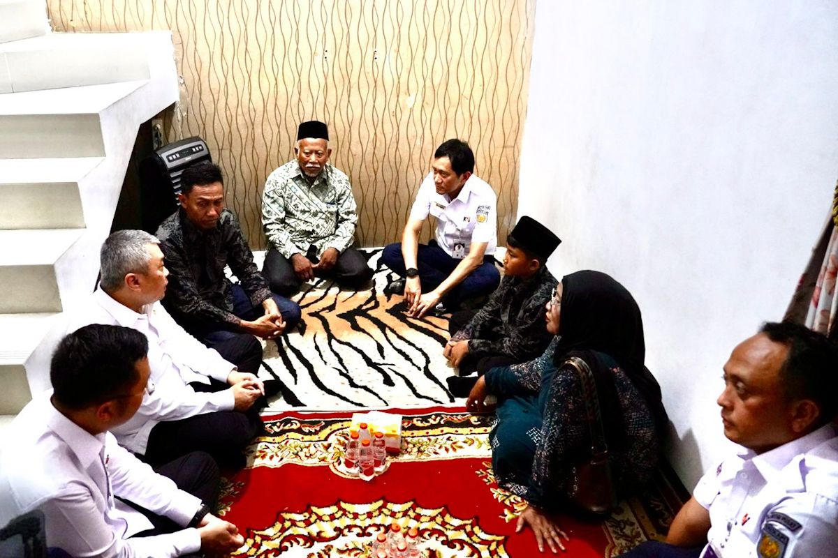 Menhub-Dirut KAI takziah ke rumah korban kecelakaan KA Bekasi Timur