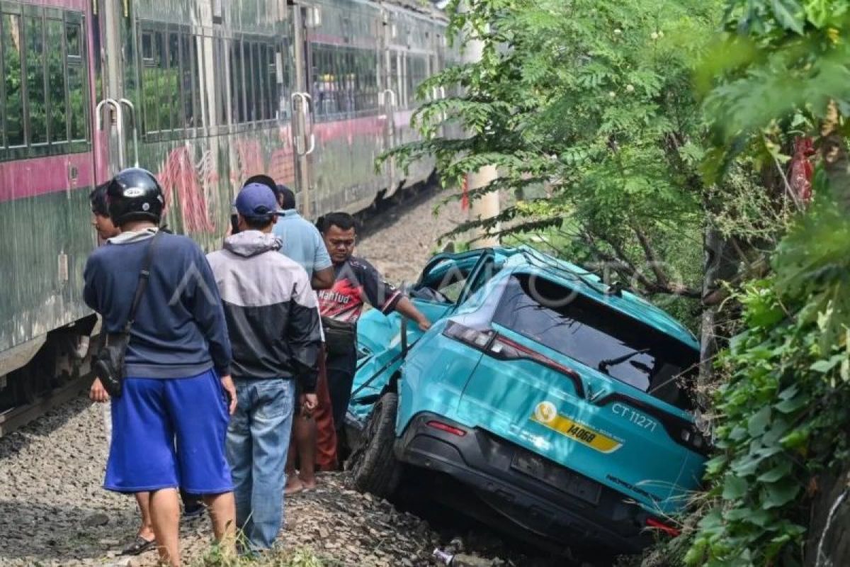 Pengamat minta Kemenhub evaluasi izin taksi imbas tabrakan kereta