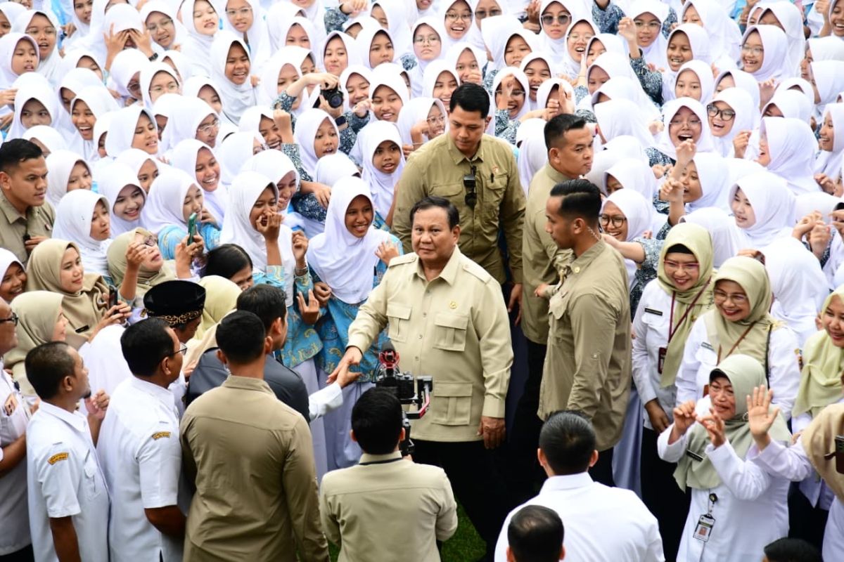 Momen haru Presiden dan siswa SMAN 1 Cilacap nyanyikan lagu nasional