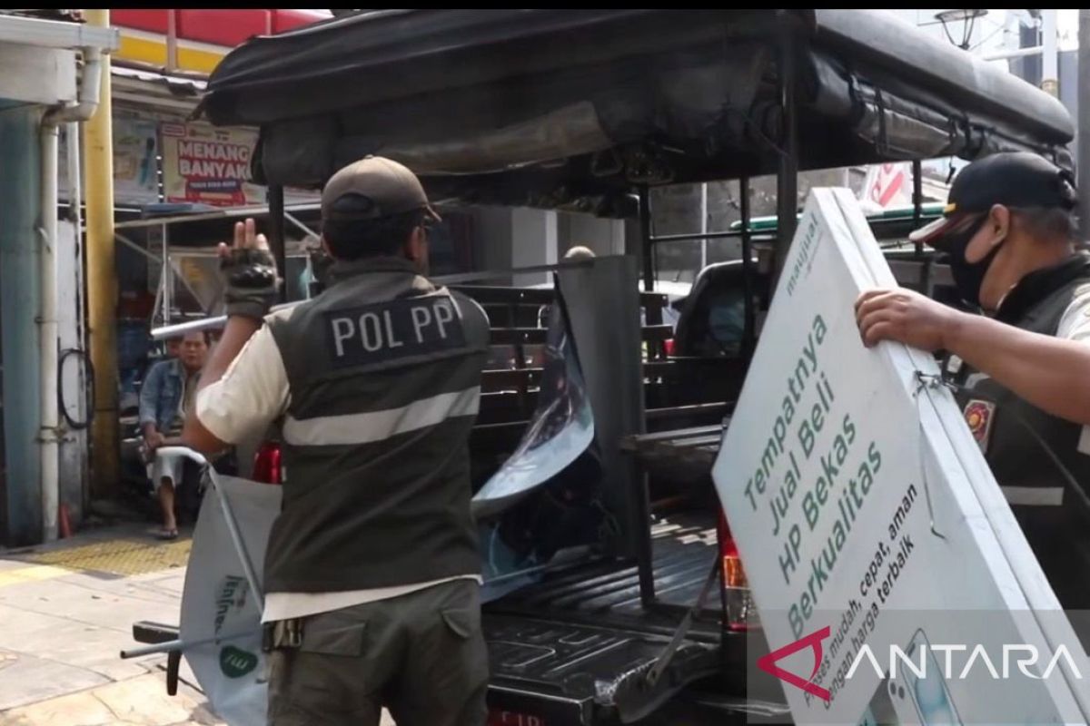 Petugas gabungan cabut reklame tak bayar pajak di Kebon Jeruk Jakbar