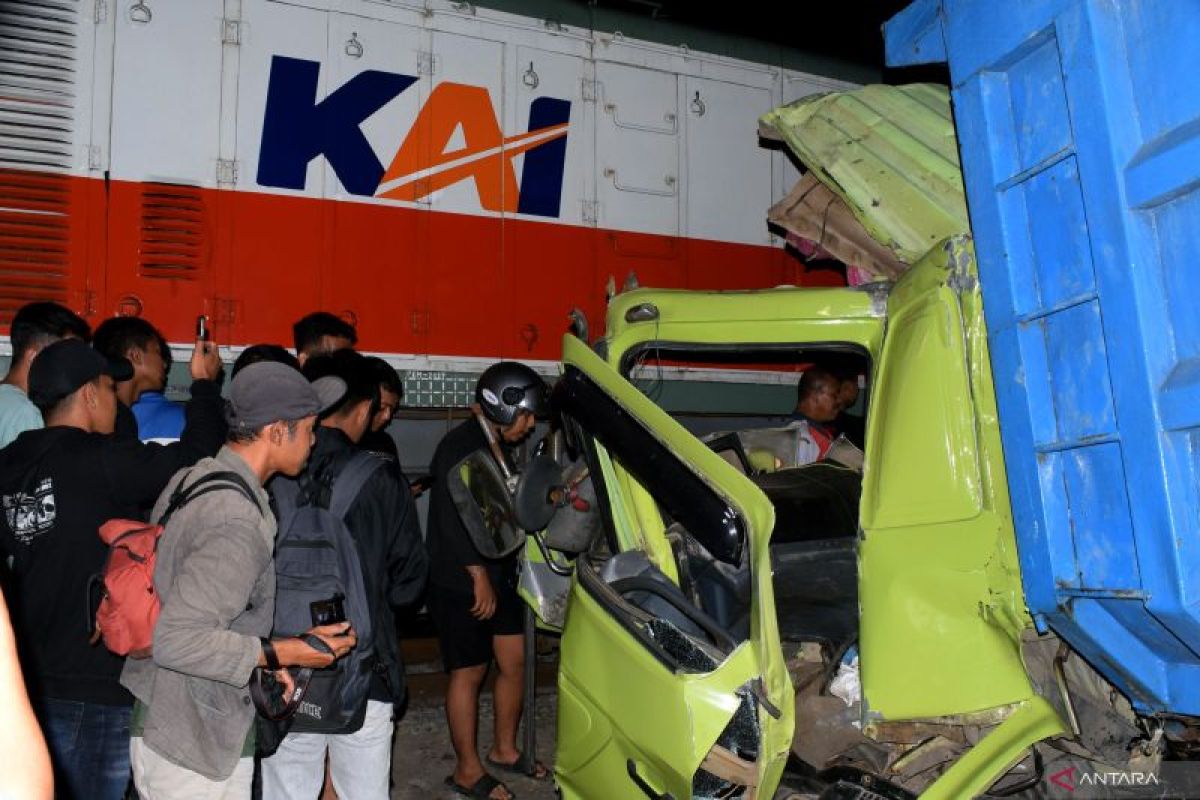 Kecelakaan KA Dhoho dengan truk di Blitar