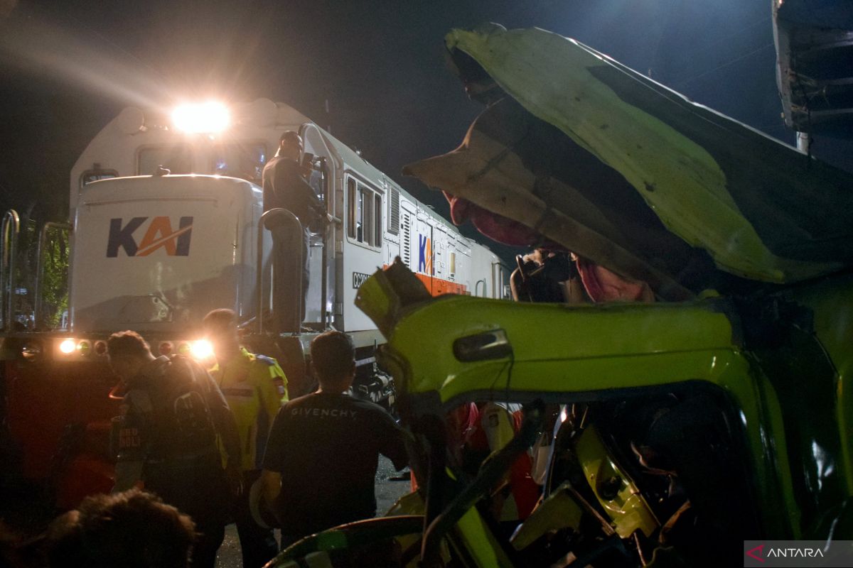 Truk mogok ringsek ditabrak KA Dhoho di Blitar