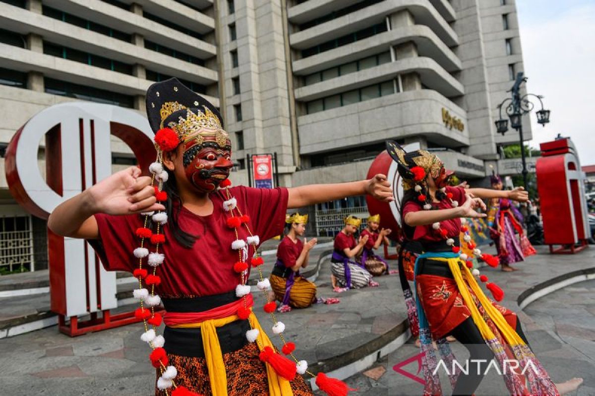 Pesona magis di jantung kota: Intip kemeriahan aksi 21 penari tradisional Jawa Barat di Taman Braga hari ini